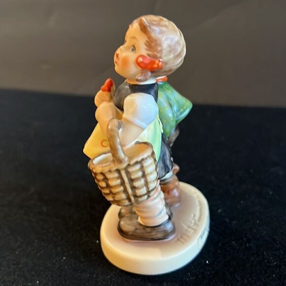 Vintage Hummel “To Market” Figurine Germany Blue Bee mark. - Picture 4 of 5